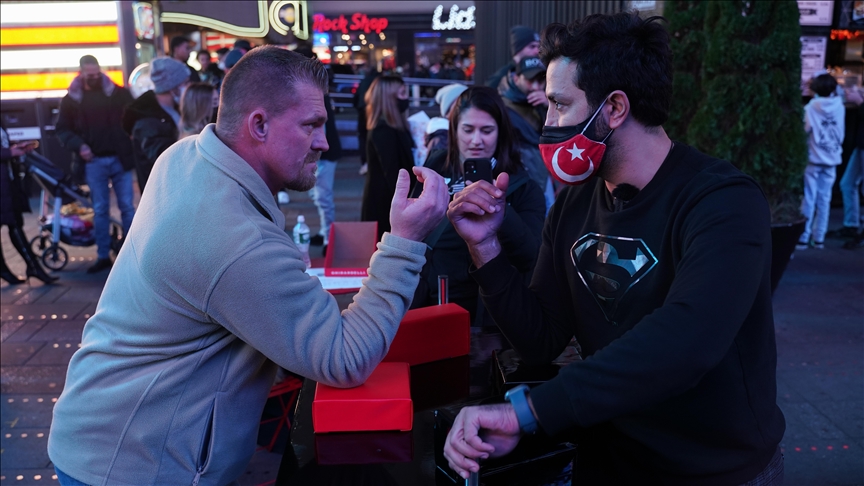 مواطن تركي يعرض تقديم المال على كل من يهزمه في مصارعة الذراعين في نيويورك