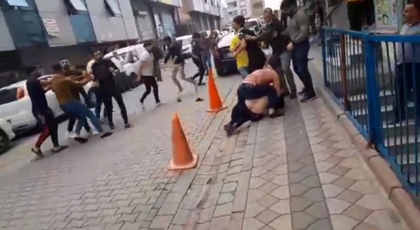 (بالفيديو) ضرب و قتـال بين مجموعتين سوريتين في إسطنبول 