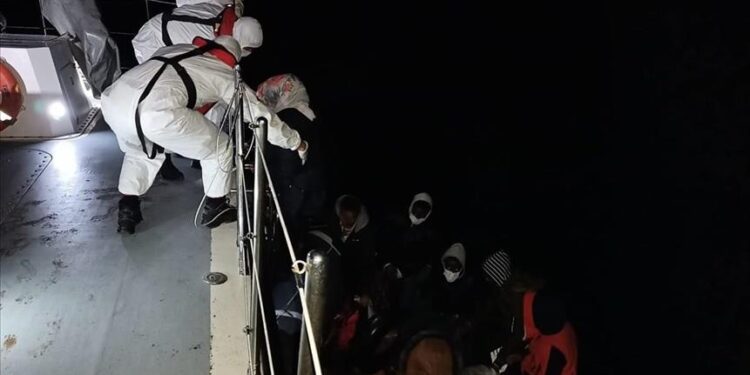 السلطات التركية تعتقل 22 مهاجرا غرب البلاد