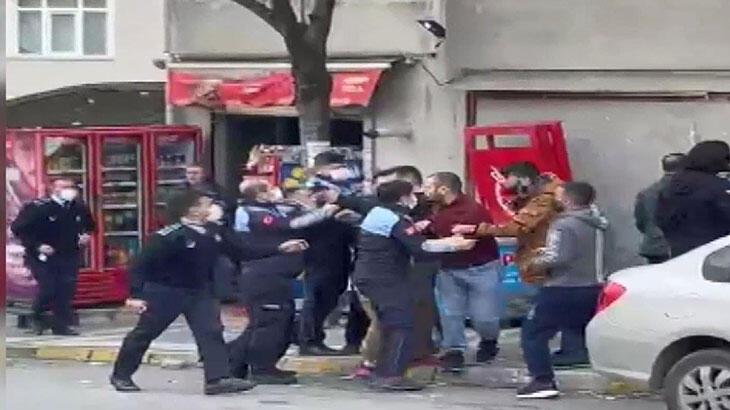 (بالفيديو).. شجار بين رجال الشرطة وباعة متجولين في اسنيورت بولاية إسطنبول