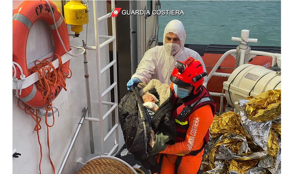 شابة سورية تنجب طفلها على متن قارب خلال رحلة لجوئها الى أوروبا (فيديو)