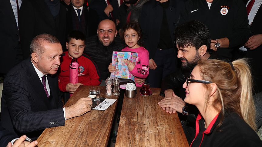 التقى الرئيس أردوغان مع مواطنيه في مقهى في اسطنبول.