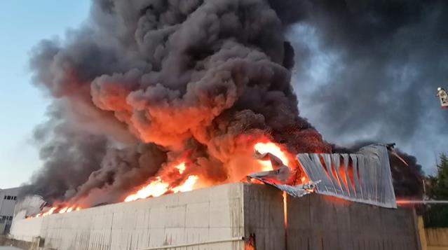 اندلاع حريق ضخم في مصنع بلاستيك بإسطنبول
