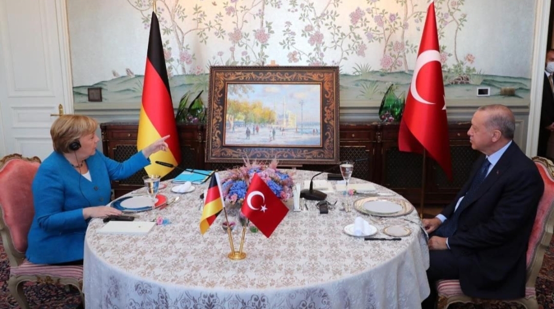 الرئيس أردوغان يهدي المستشارة الالمانية ميركل لوحة ثمينة لأحد معالم إسطنبول