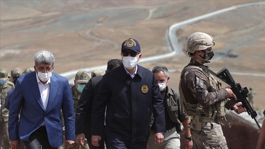 وزير الدفاع التركي يتفقد الخط الحدودي بين بلاده وإيران
