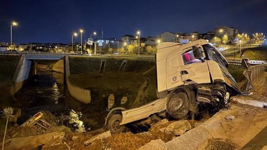 سائق يفقد السيطرة على شاحنة محملة بالكيماويات في إسطنبول