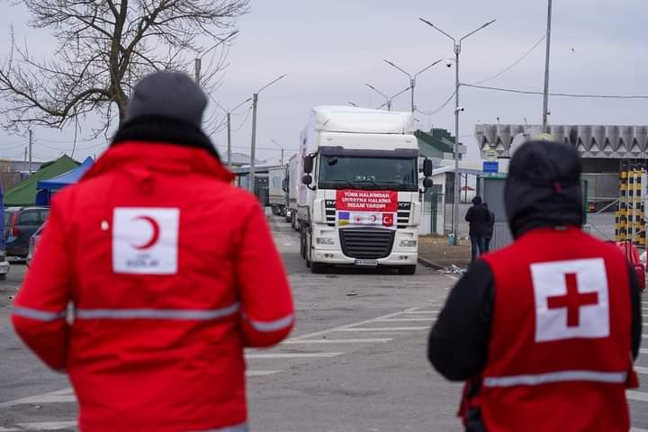 الهلال الأحمر التركي يقوم بتقديم مساعدات إنسانية على الحدود الجنوبية الغربية لأوكرانيا.