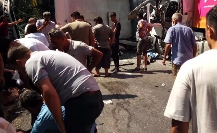 اصطدام اتوبيس وحافلة ركاب في مرسين واصابة 20 شخصا (فيديو).