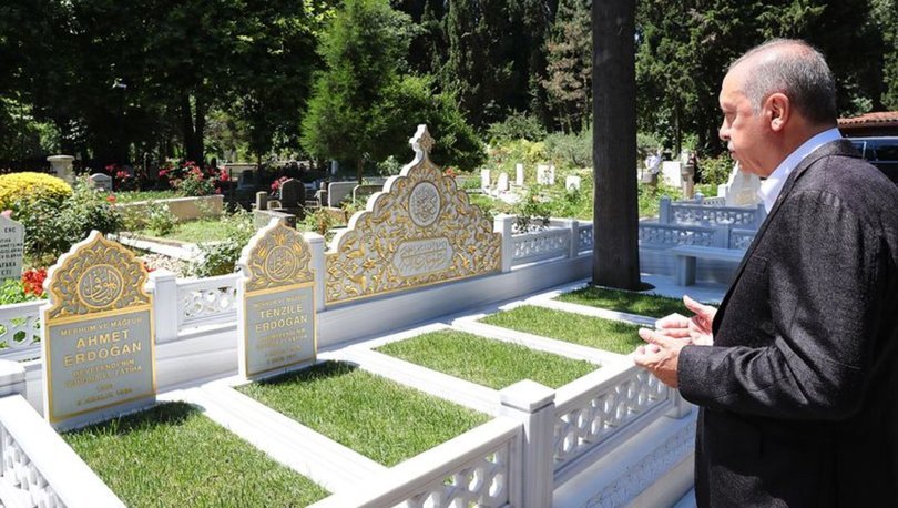 الرئيس أردوغان يزور قبري والديه في إسطنبول