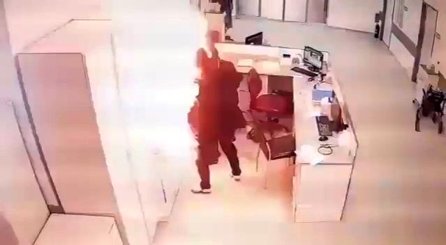 شاهد بالفيديو وقوع كارثة بسبب مزحة بين ممرضة وزميلتها في مستشفى بزونغولداك