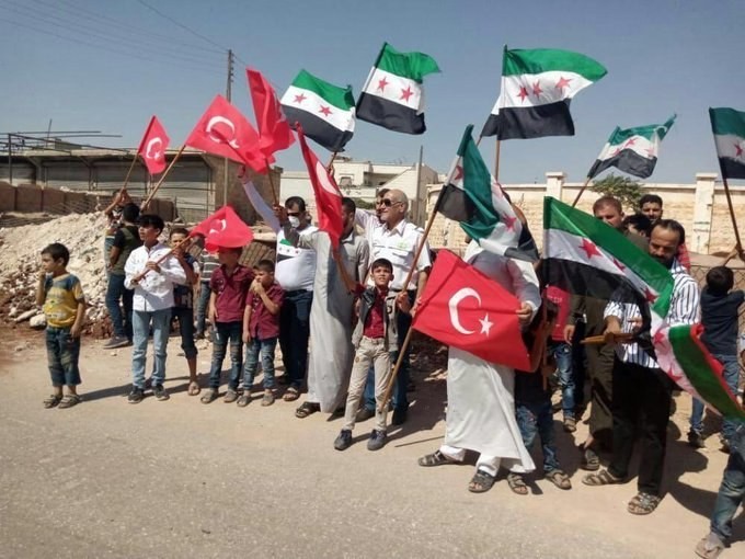 أهالي إدلب يخرجون في مظاهرات تأييداً للوجود العسكري التركي في سوريا