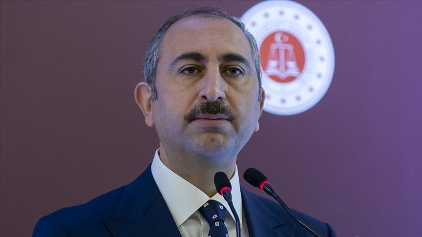 مسؤول تركي يتحدث عن قائمة جديدة من القوانين المتعلقة باللاجئين والمهاجرين السوريين والخطاب العنصري في البلاد.