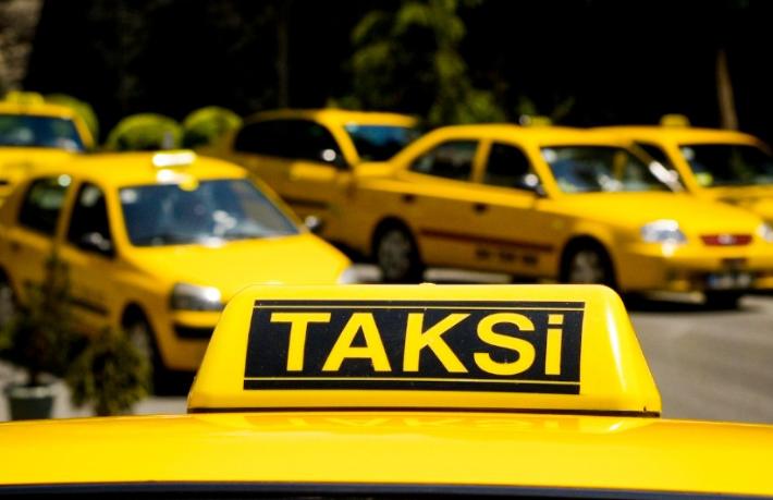 شاهد بالفيديو: سائق تاكسي يمتنع عن نقل الاتراك وينتقي السياح في إسطنبول