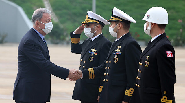 وزير الدفاع التركي يجري زيارة الى قيادة القوات المسؤولة عن بحري إيجة والمتوسط