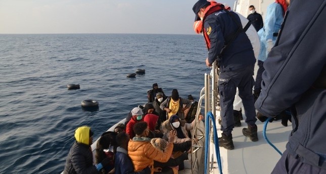 خفر السواحل التركية ينقذ 24 مهاجرا وينتشل جثتين قبالة سواحل ولاية إزمير