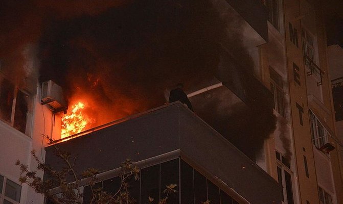 شاب تركي يشعل النار في منزله في أضنة والسبب (فيديو)