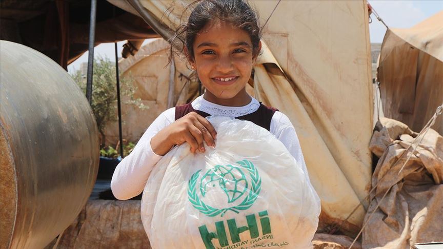 هيئة الإغاثة الإنسانية التركية توزع المساعدات على المحتاجين في سوريا