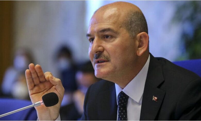 وزير الداخلية التركي ينتقم للسوريين ويشن هجوماً على رئيس بلدية بولو
