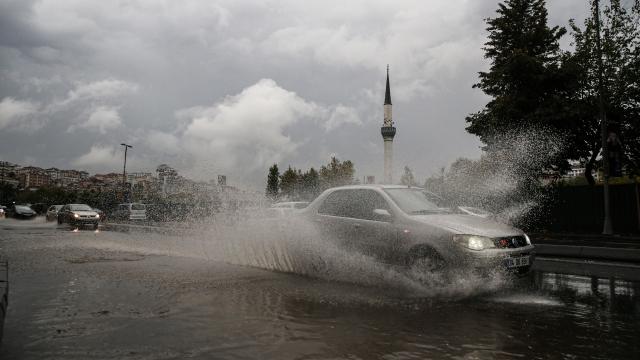 أصدرت الأرصاد الجوية في تركيا إنذارًا أصفرًا لـ 10 محافظات وأصدرت تحذيرًا من فيضانات.