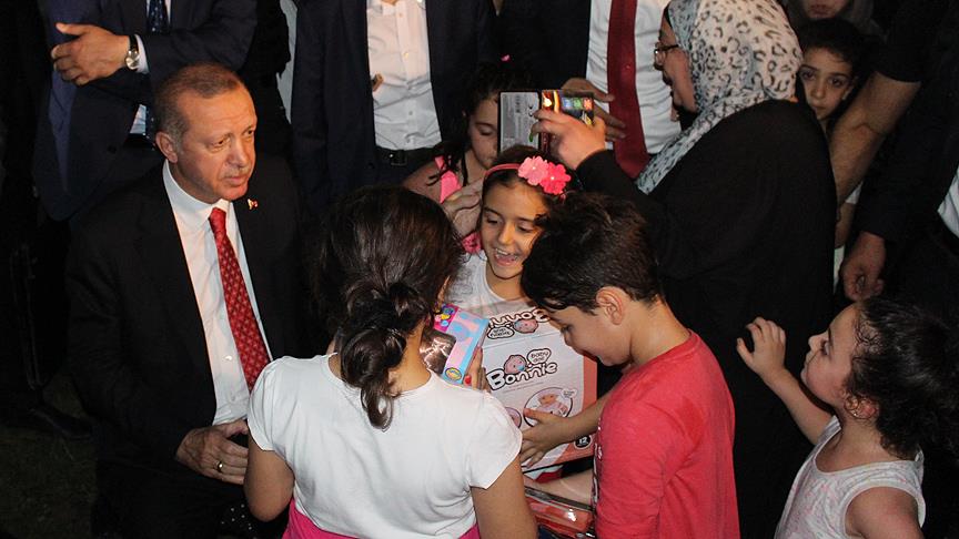 بالصور.. أردوغان يجالس المواطنين على إحدى سواحل إسطنبول خلال عودته من أذربيجان
