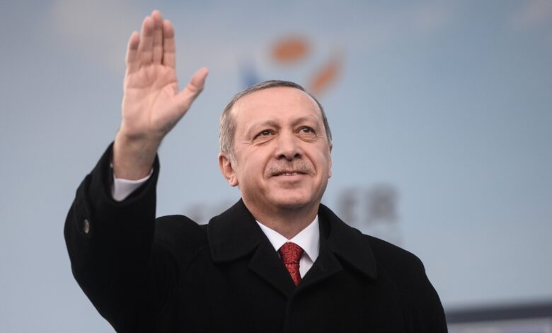 الرئيس أردوغان يلتقي بلاعب كرة ألماني من أصول تركية في اسطنبول (صور)