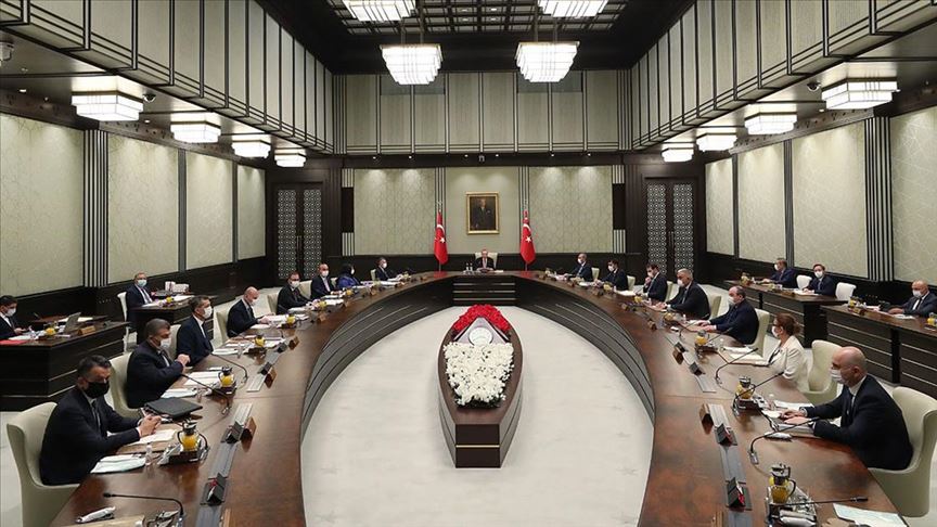 الأكاديمي عزت اوزجينتش يوجه رسالة عاجلة للبرلمان التركي بخصوص هبوط الليرة التركية