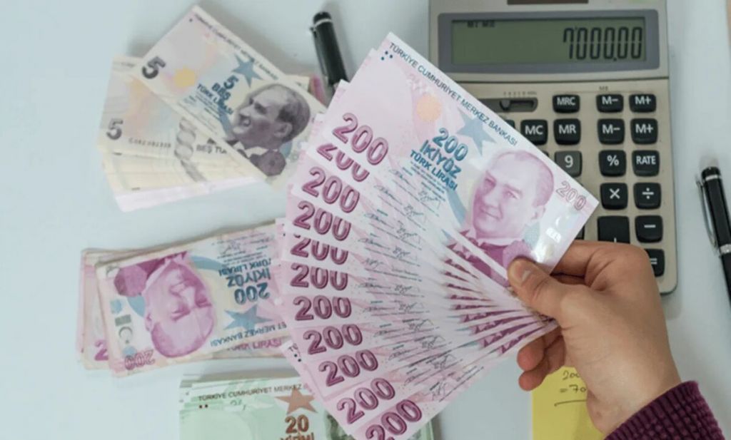 بعد الكشف عن الحد الادنى من الأجور..الليرة التركية تنهار بشكل غير طبيعي امام الدولار مساء الخميس